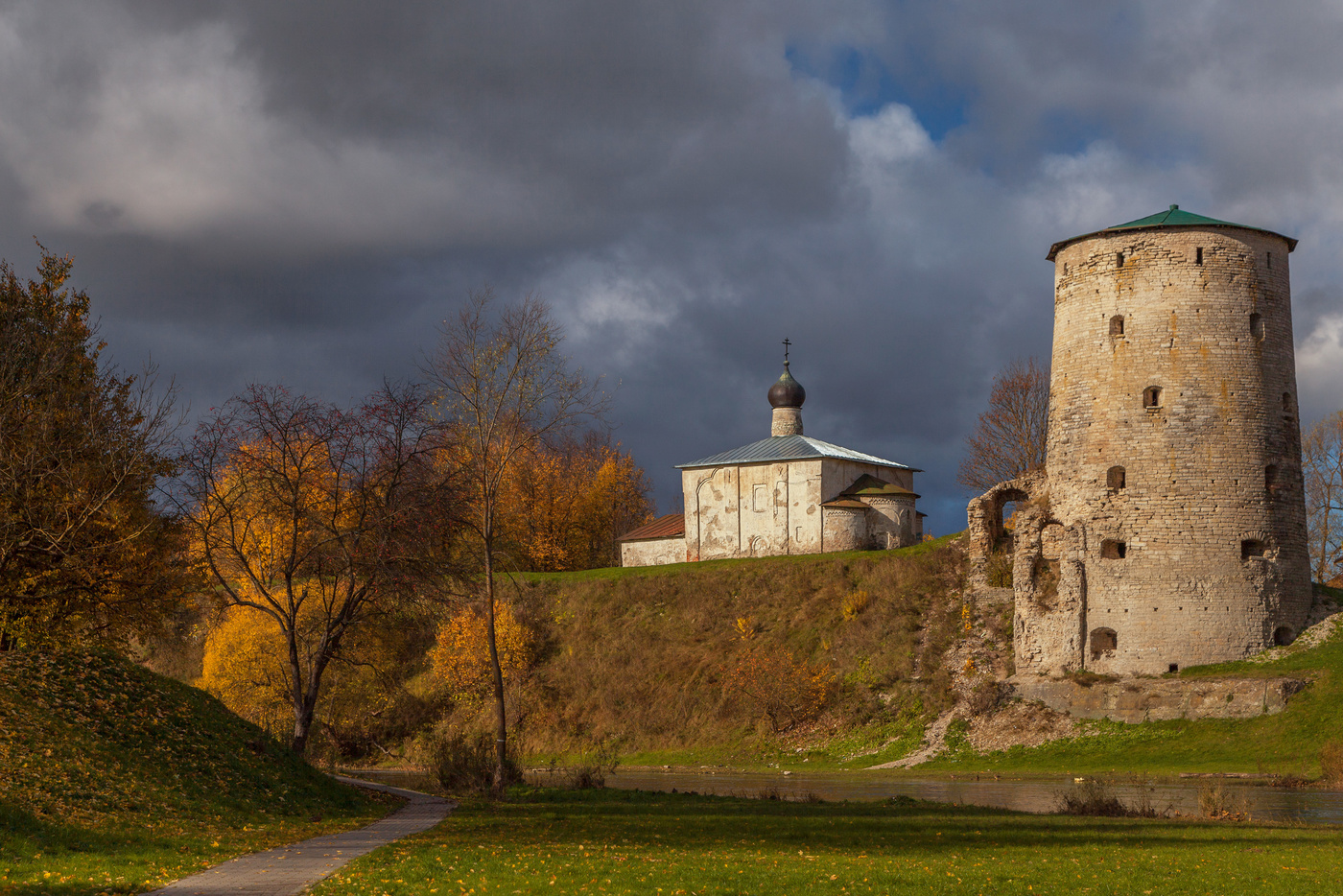 Фото гремячей башни в пскове