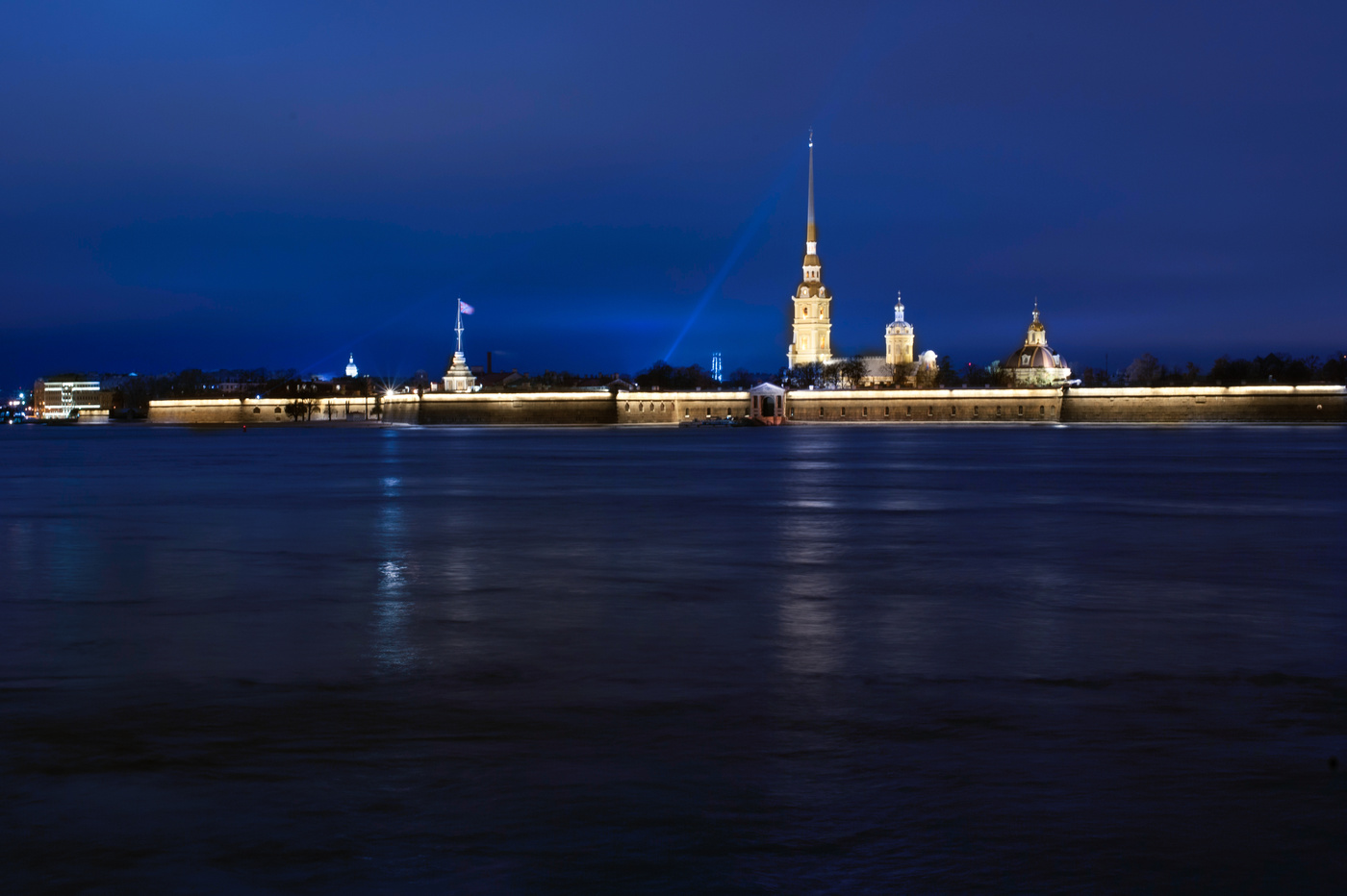 Петропавловская крепость ночью