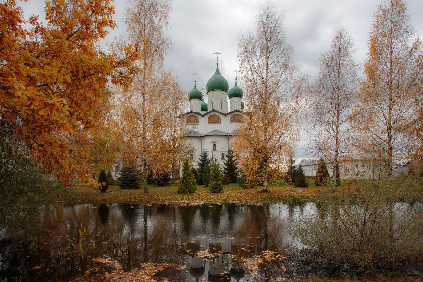 Николо-Вяжищский монастырь осень