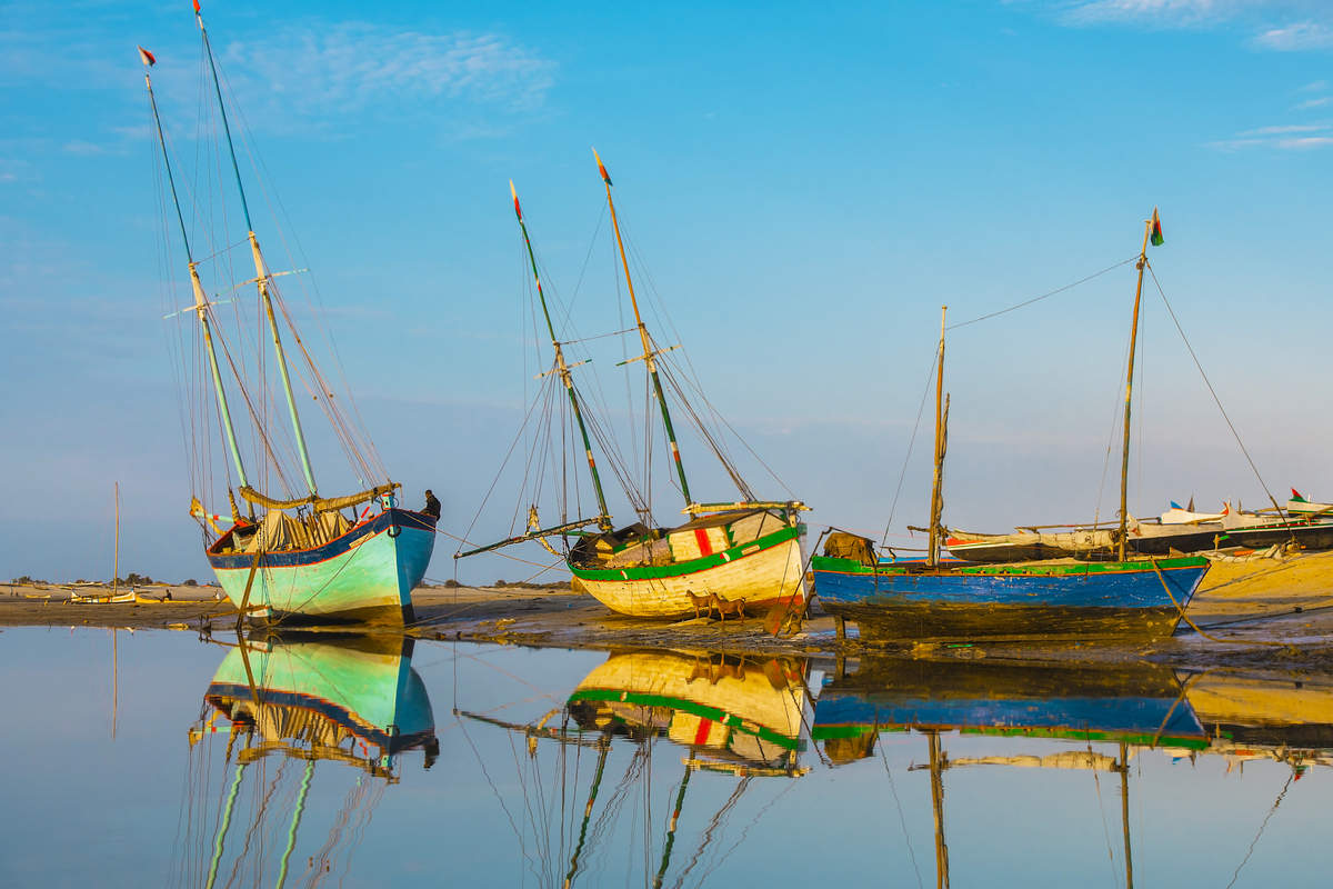 Рыбацкие лодки в море Крым