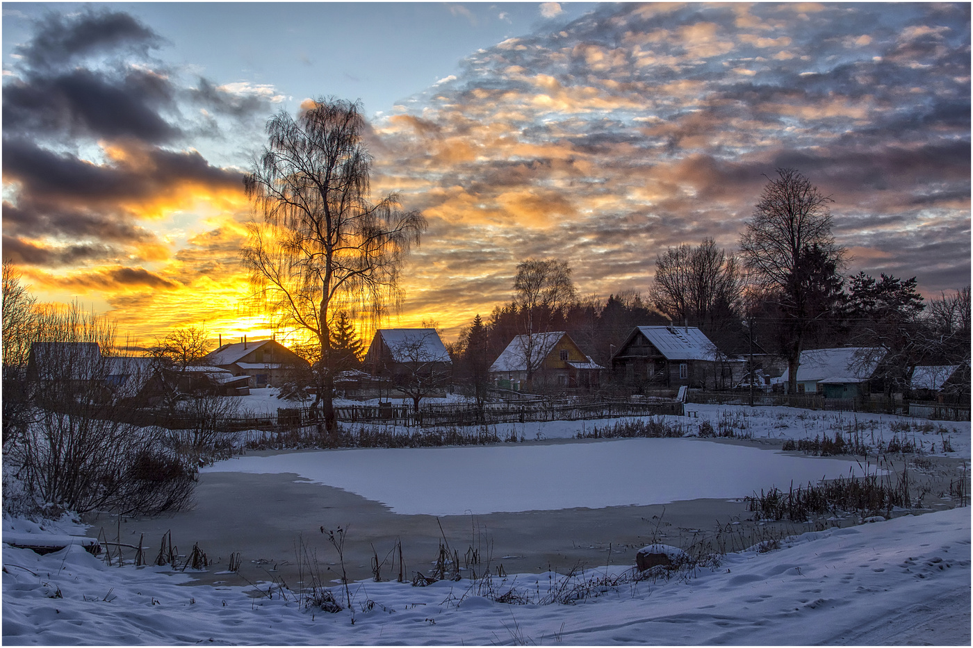 Поздний теплый вечер. Зимний вечер. Зимняя деревня. Зима в деревне. Деревня зимой.