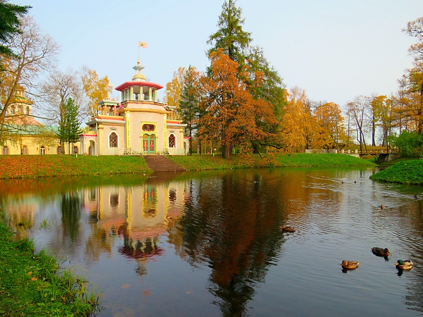 Электрички чаща царское село. Золотая осень в Царском селе. Царское село осень. Китайская деревня в Царском селе. Осень Царское село храм.