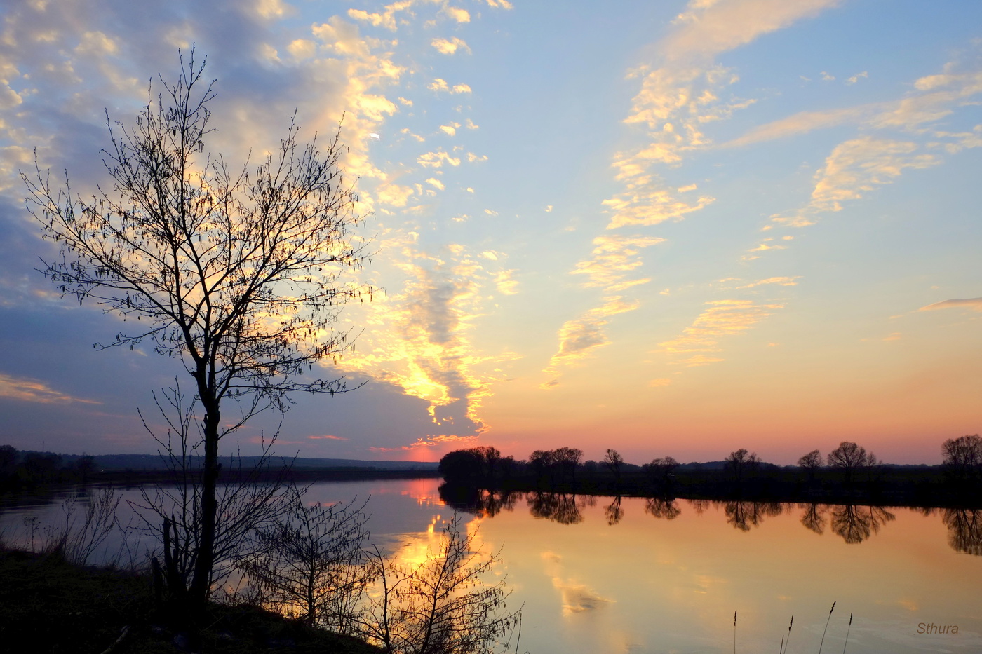 Закат на реке Ока апрель