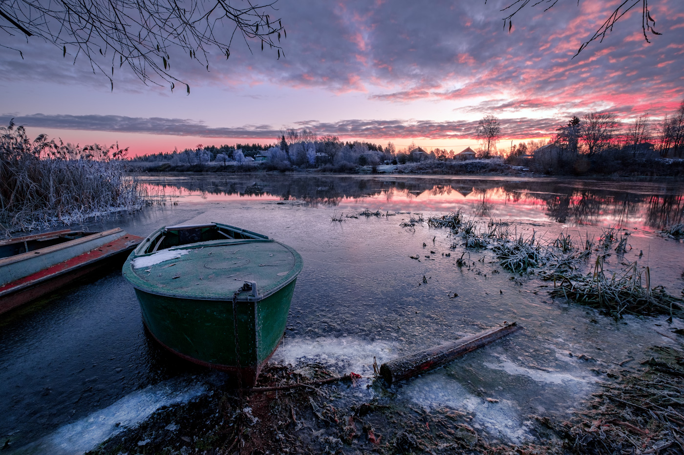 Лодка зимой на воде