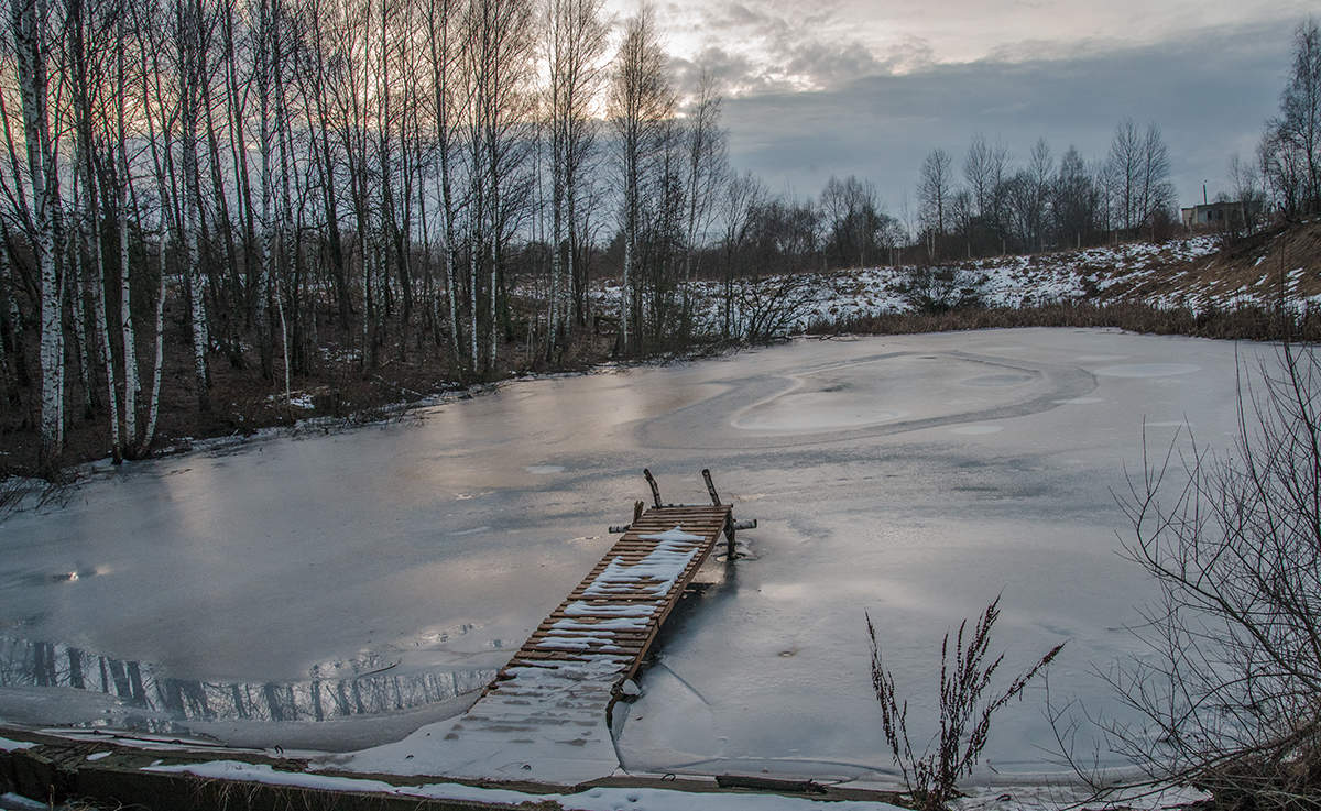 Зимний пруд. Водоемы зимой. Зимой льдом скованы водоемы. Водоем подо льдом.