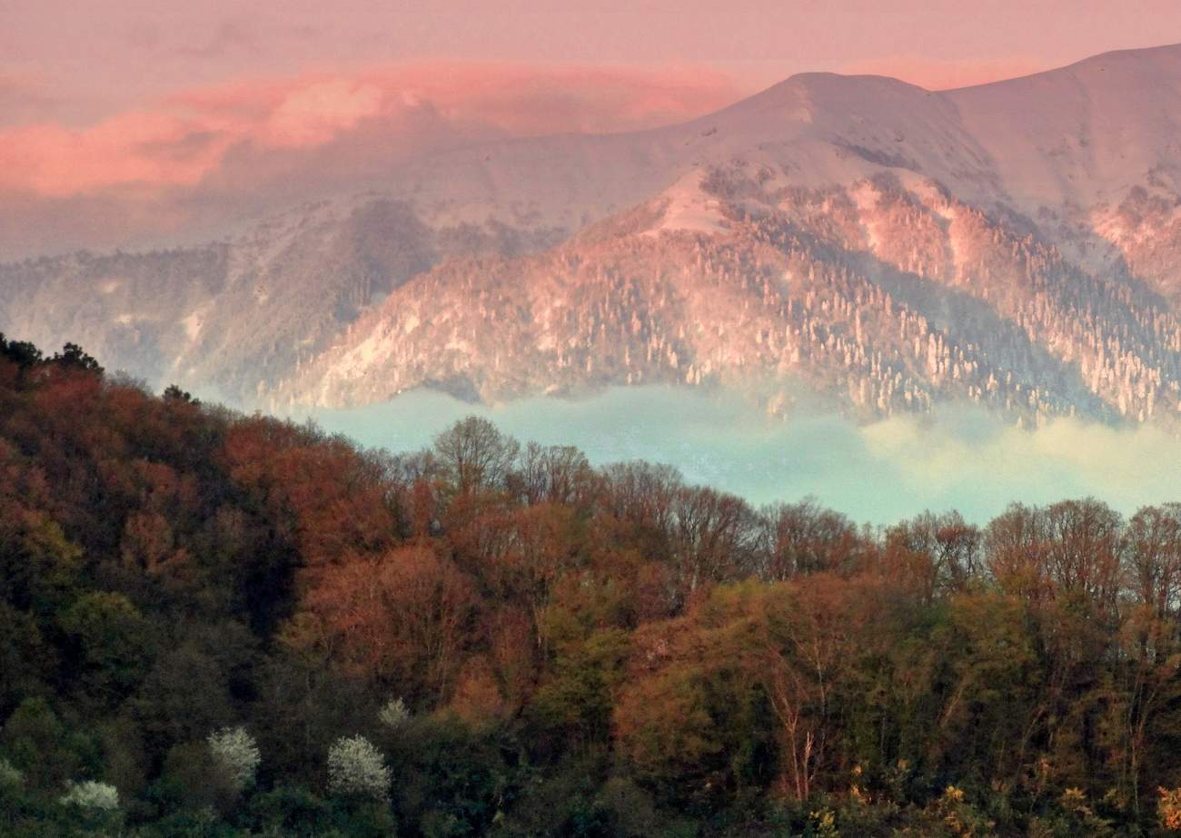 Горы на заре. Заря в горах. Заря в горах Кавказа. Зори в горах.