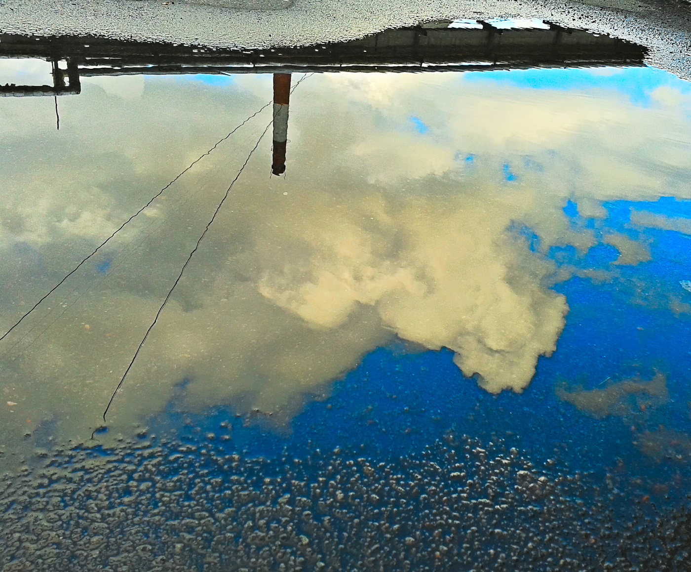 Облако в луже отражение облаков