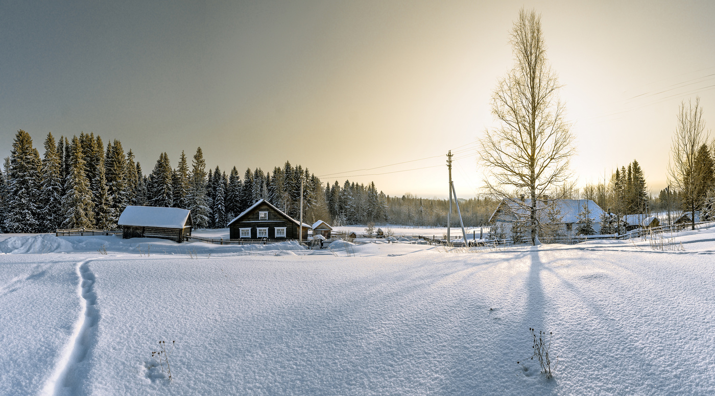 Зимняя деревня вдалеке
