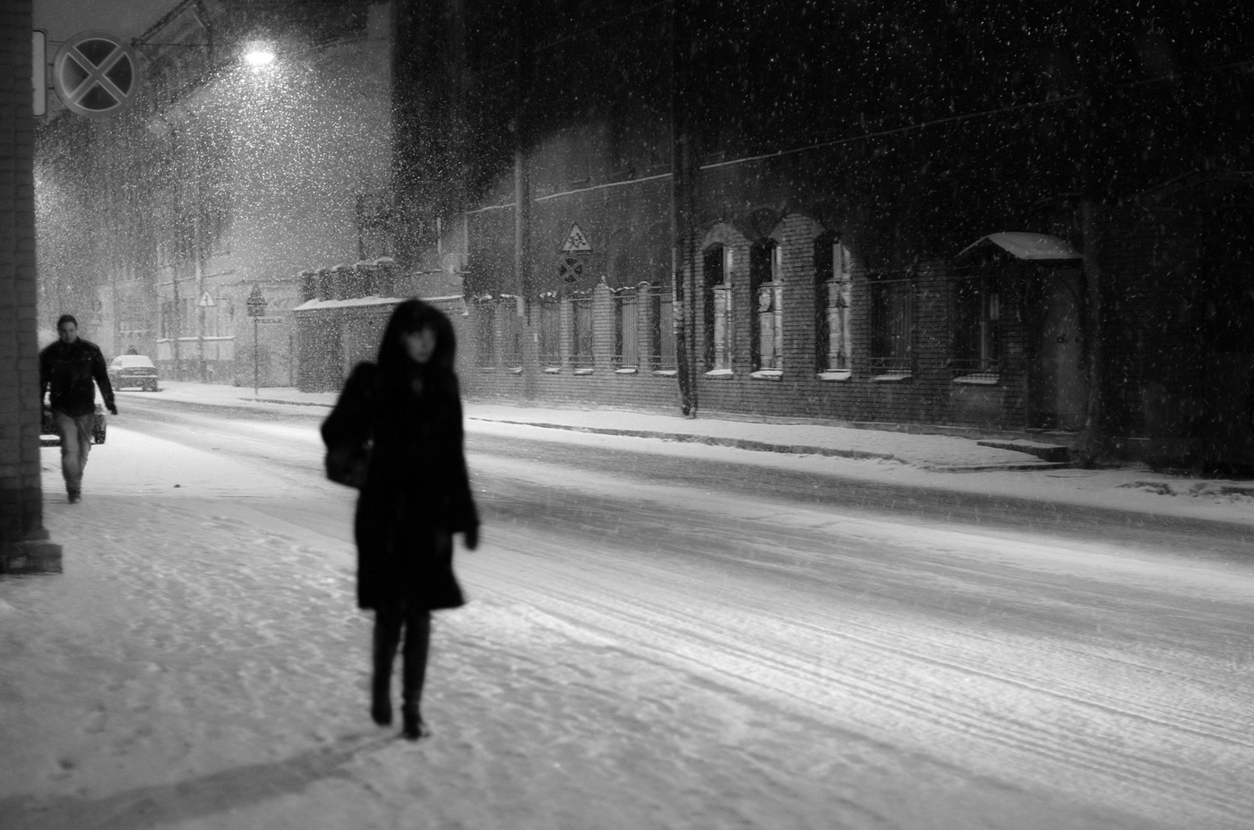Девушка зимой ночью