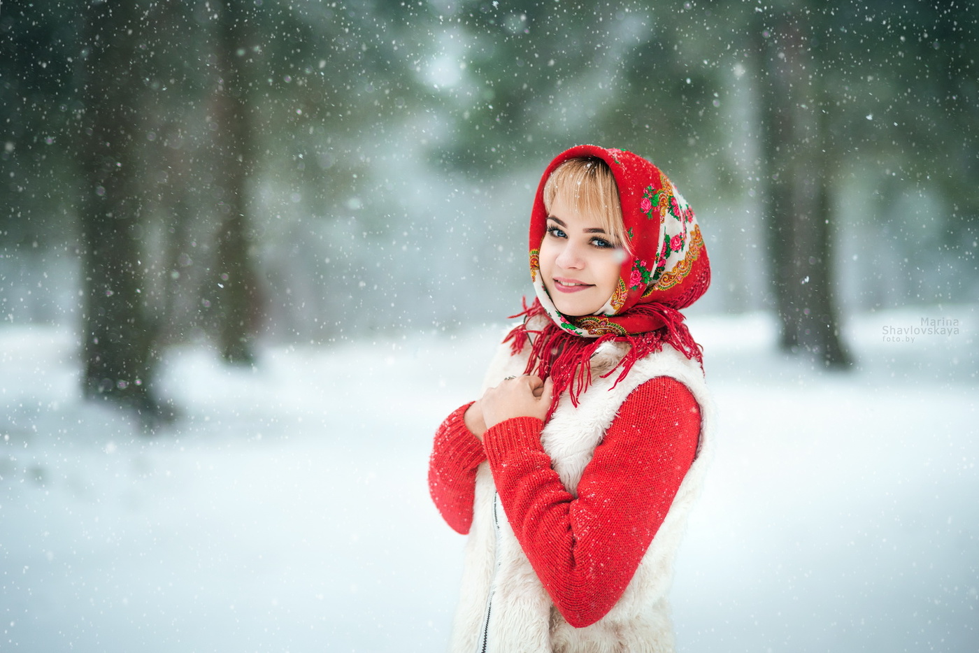 Зима девушка в платке