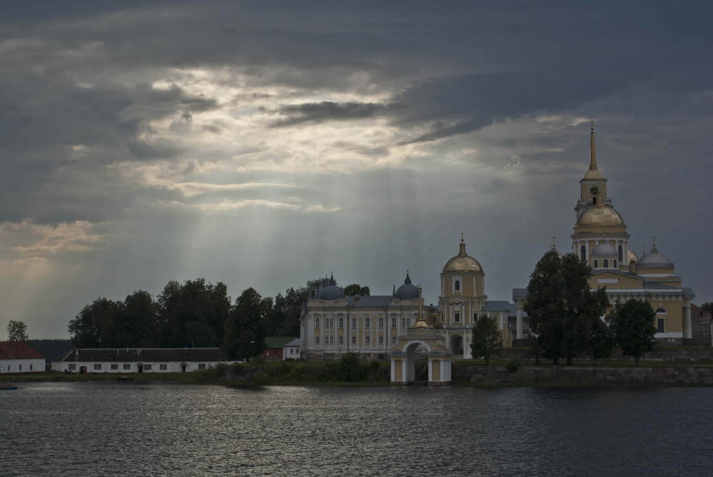 Храм на Селигере Нилова пустынь