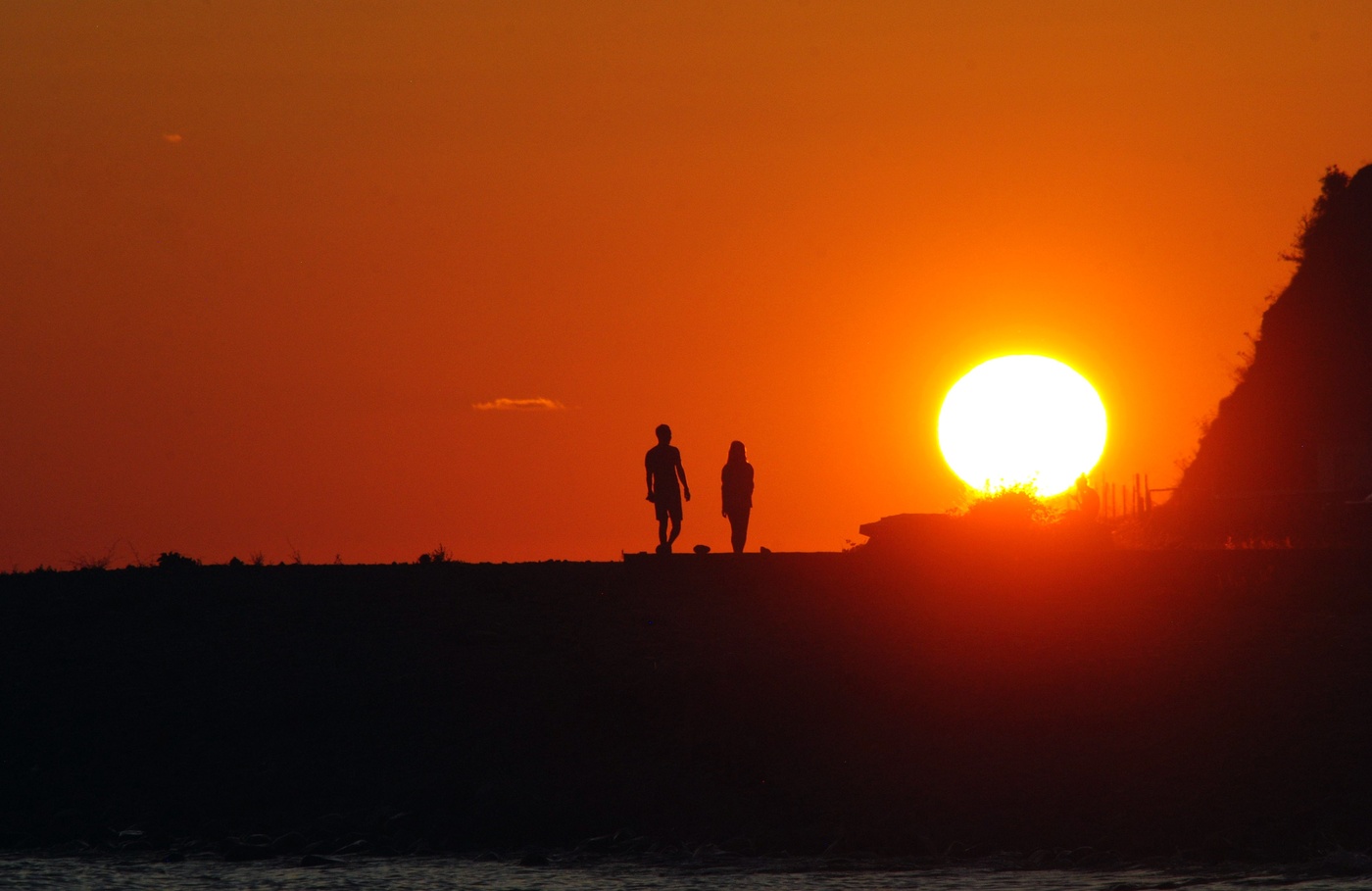 Уходящее солнце в закат. Дорога уходящая в закат. Рассвет балтийское море. Человек на закате. Уходящее солнце в закат.