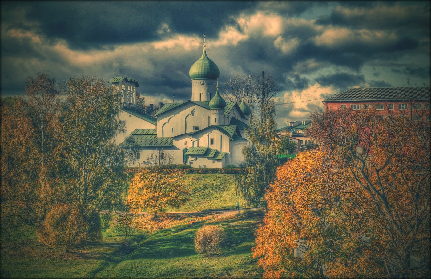 Церкви Пскова осенью