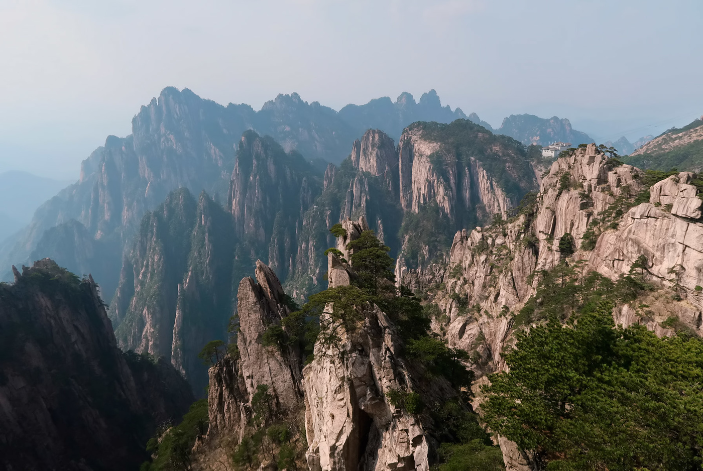 Основные горы китая. Горы Хуаншань, Китай. Желтые горы Хуаншань. Национальный парк Хуаншань. Горы Хуаншань Китай Геология.