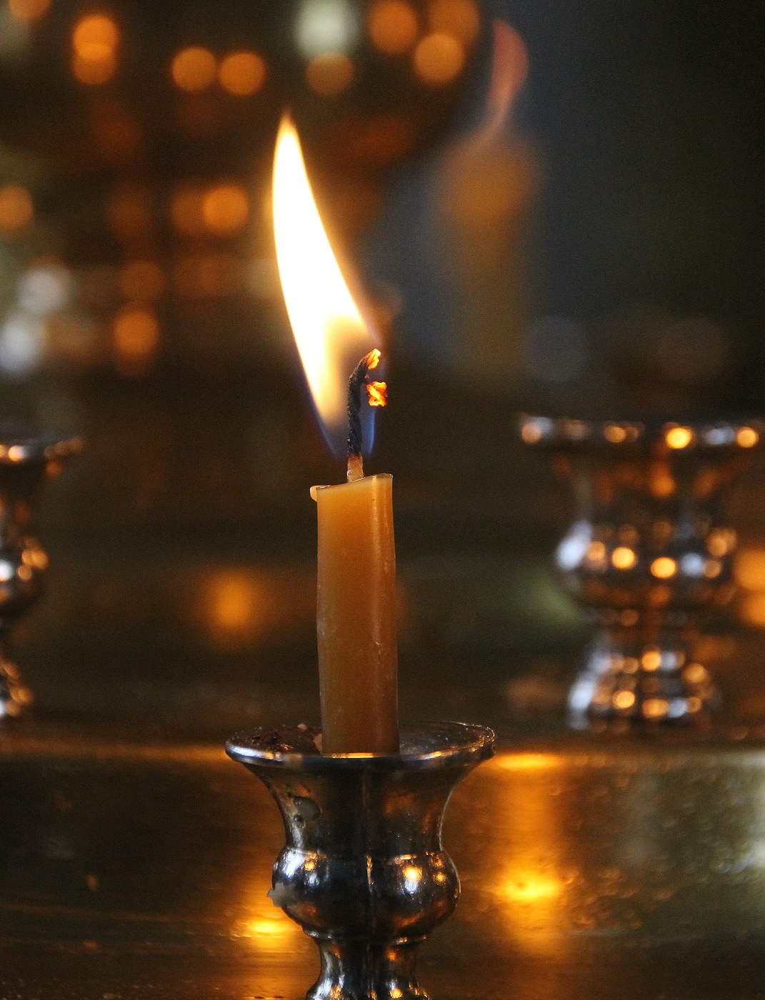 ставить свечи в храме