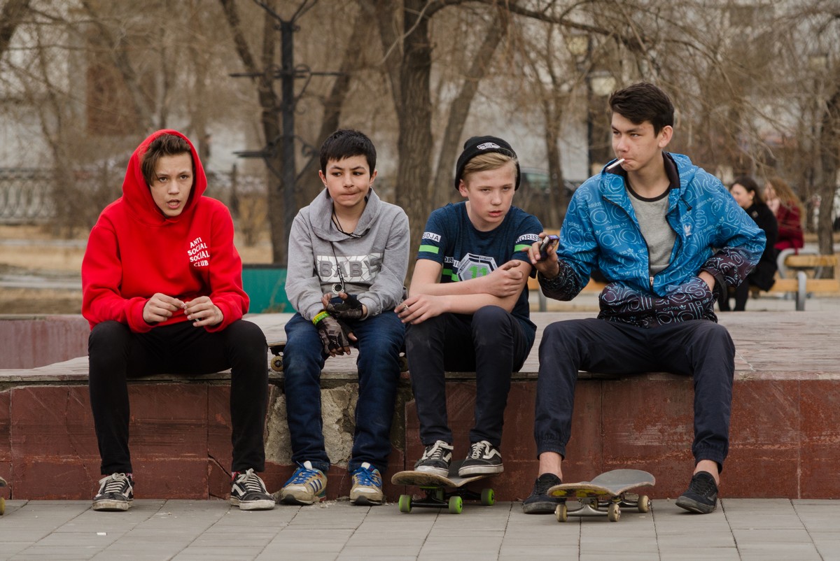 Русского подростка группой. Группа подростков на улице. Уличные пацаны. Пацан. Дворовый человек.