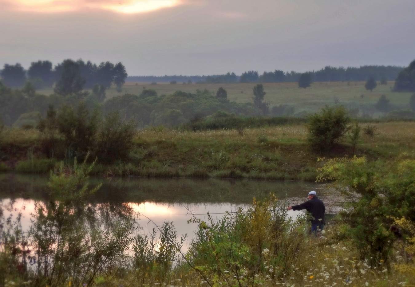 Рыбак на утренней зорьке