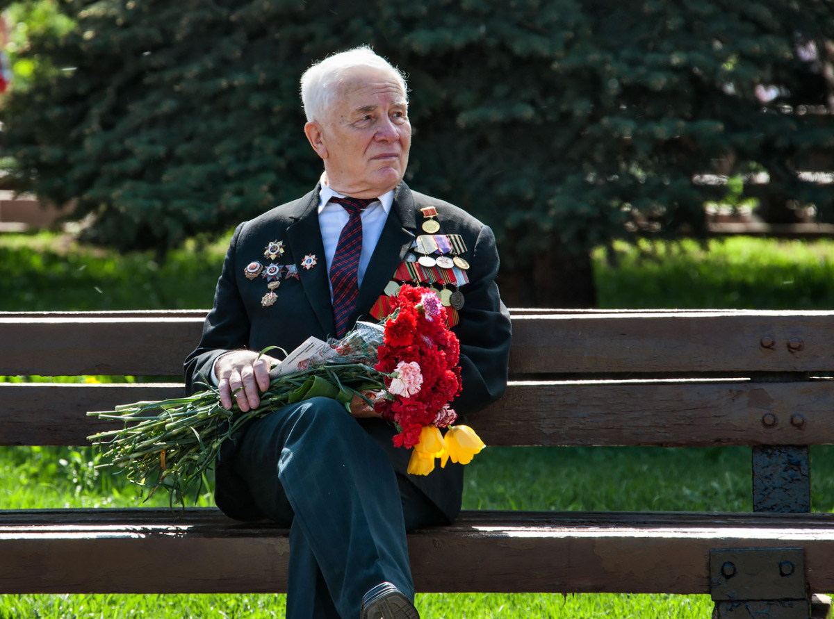 Идти на встречу с ветераном. О ветеранах. Ветераны Великой Отечественной войны. Ветеран на лавочке. Фотографии ветеранов.