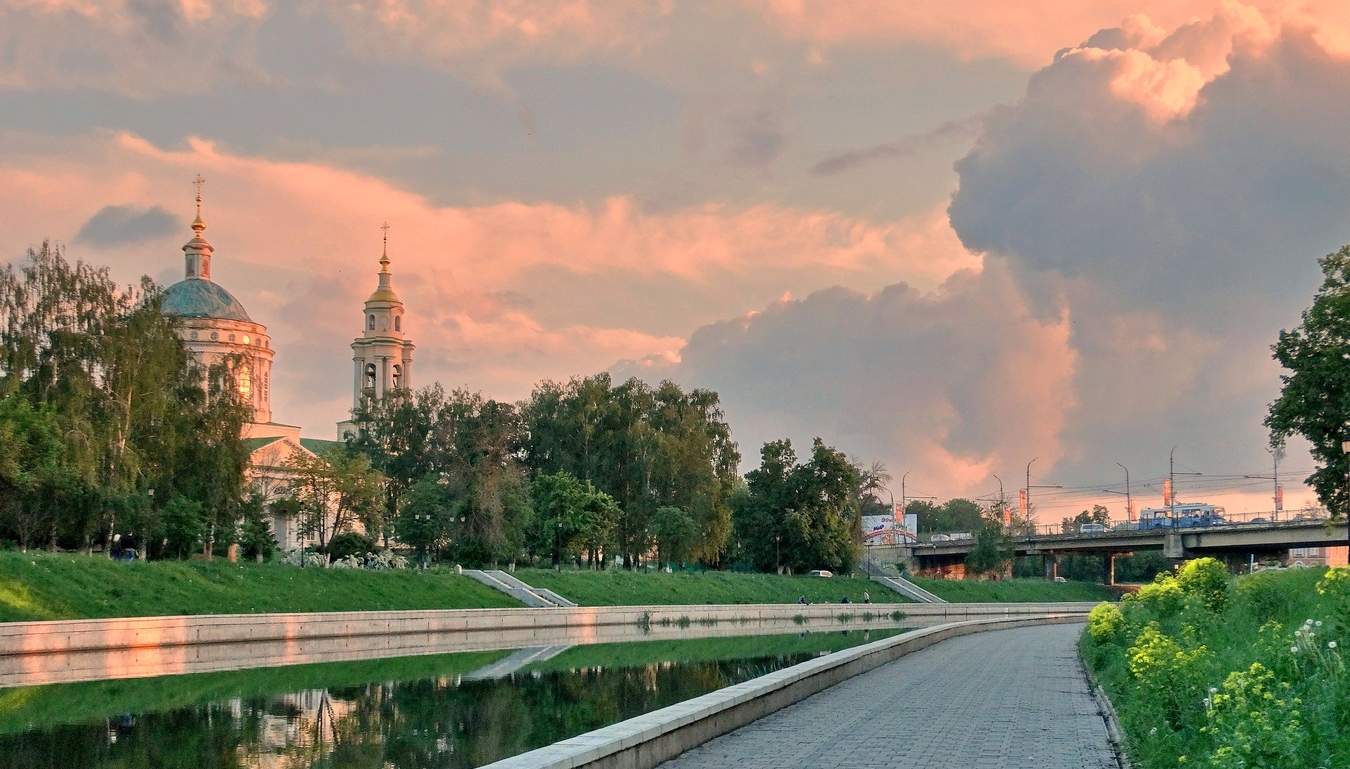 Вечер в орле. Город орёл вечером. Гроза в Орле. Город затих. Летняя гроза в городе картинки.