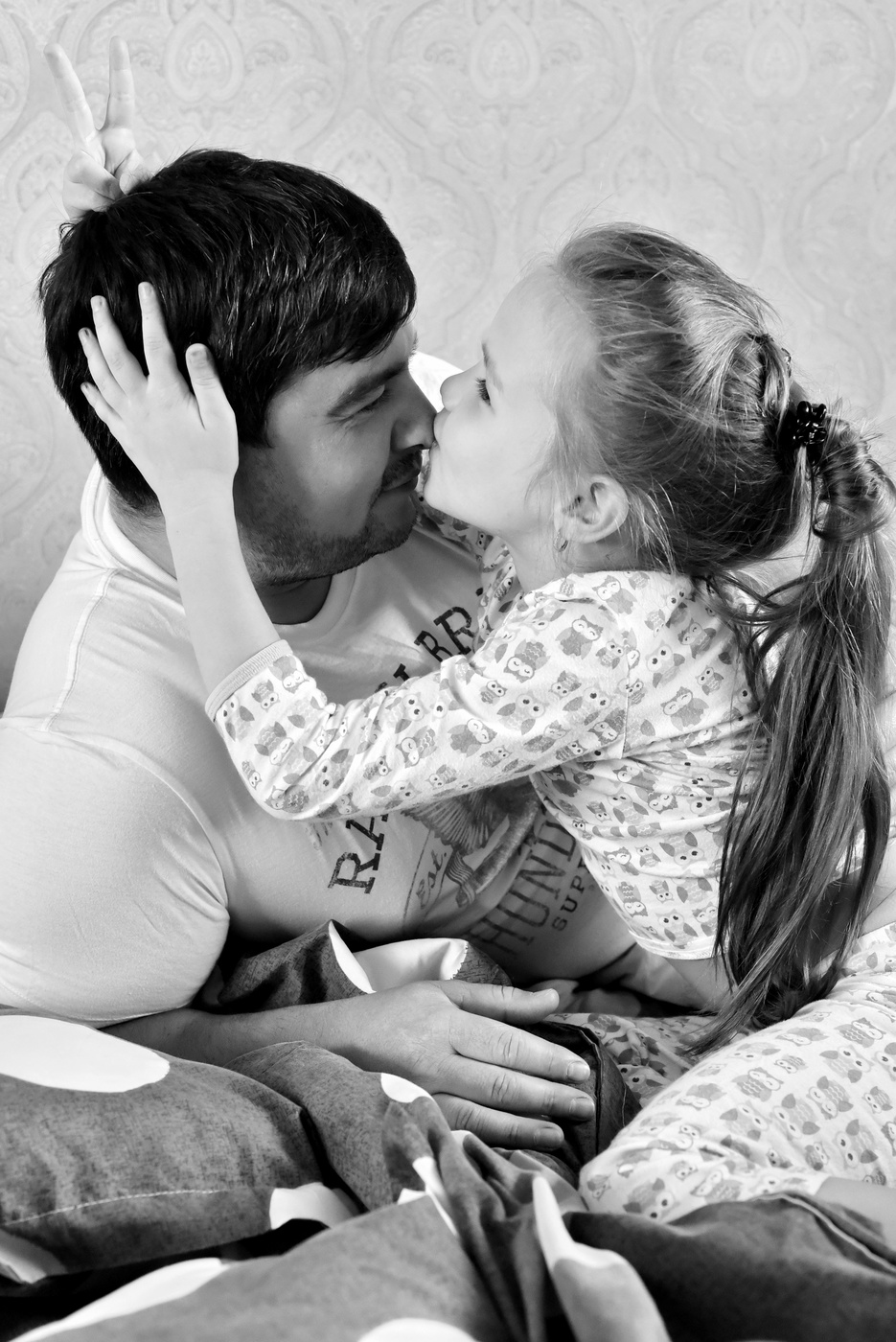 Красивая мама куни. Папа целует дочку. Девочка целует папу. Ласки отца и дочери. Соблазн отца.