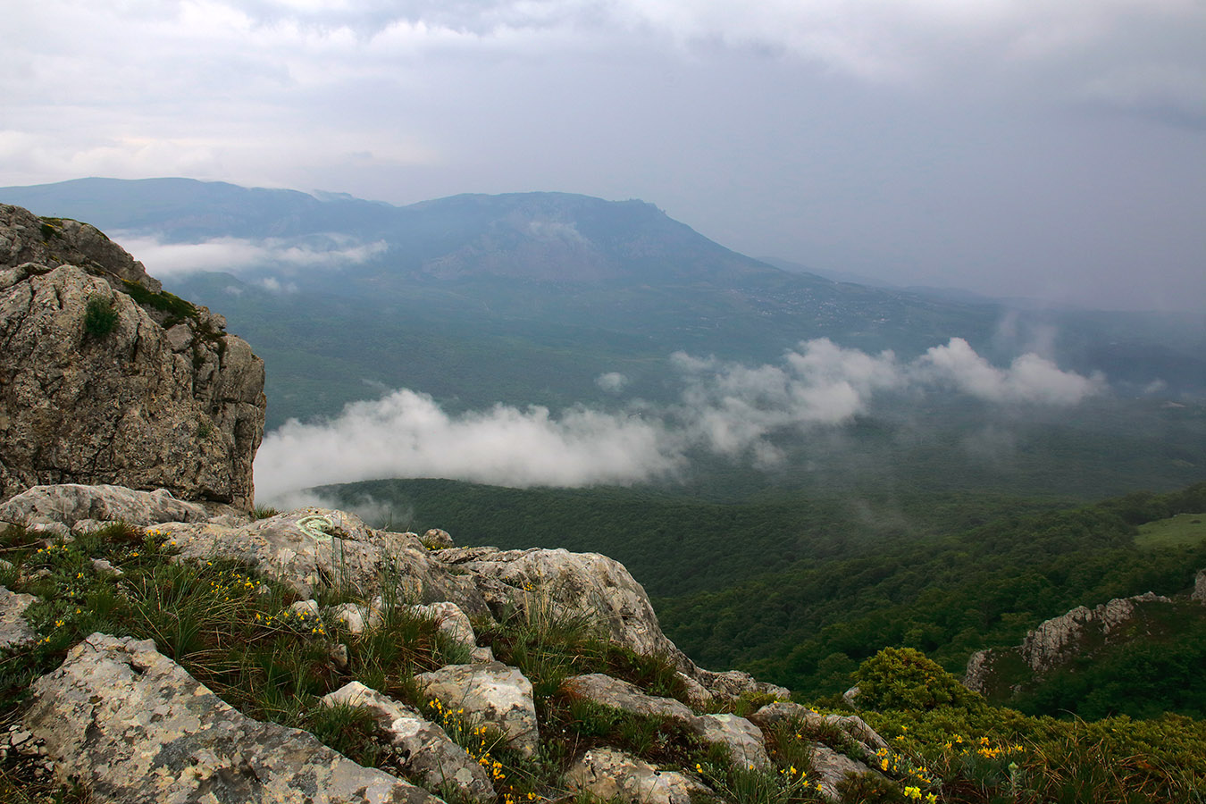 Ангарский перевал. Чатыр Даг Алушта. Ангарский перевал Чатыр Даг. Алуштинская Долина Чатыр Даг Демерджи. Гора Ангарский перевал Алушта.