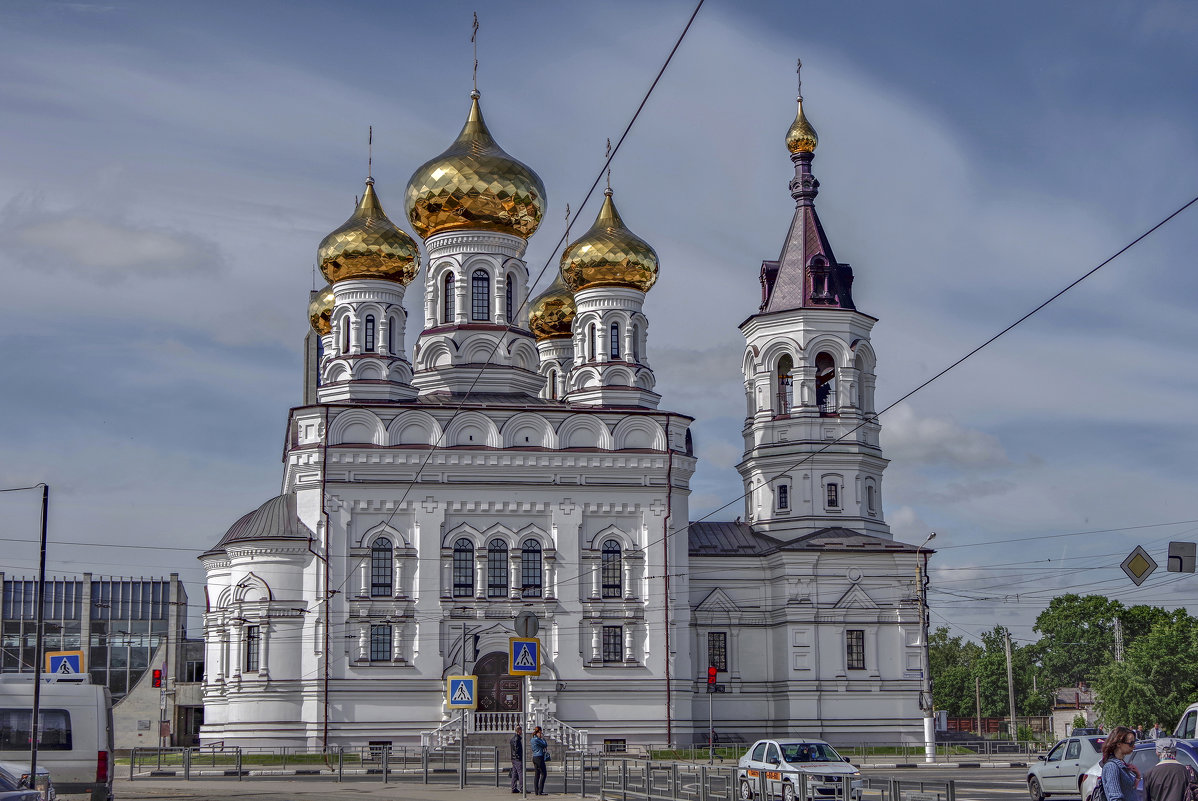 Сияют золотые купола, Венчая храмов возвеличенные лики...