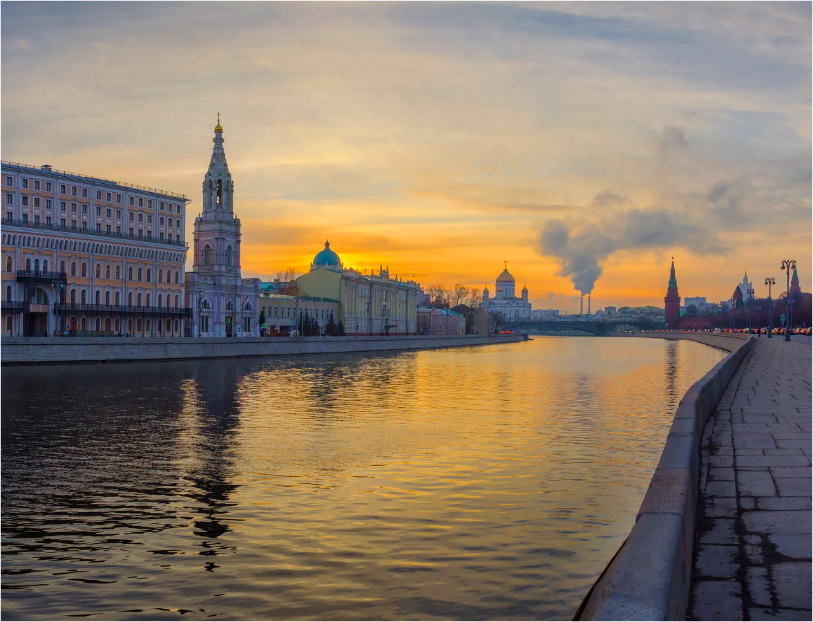 Кремлевская набережная. Кремль набережная Москвы-реки. Кремлёвская набережная напротив Москва. Набережная перед Кремлем. Набережная Москвы реки закат.