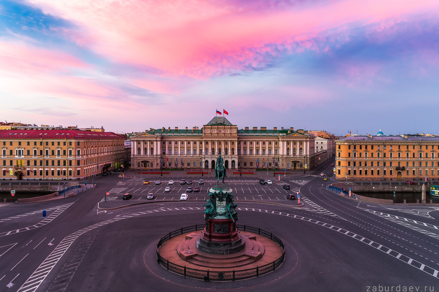 Спб 150. Мариинский дворец Санкт-Петербург. Мариинский дворец в Петербурге. СПБ Исаакиевская площадь Мариинский дворец. Мариинский дворец с памятником Николаю.