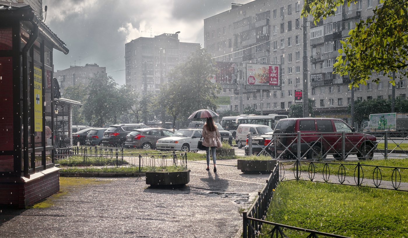 На улице была сильная. Калининград дождь. Город пасмурно. Дождливый день. Пасмурный день.