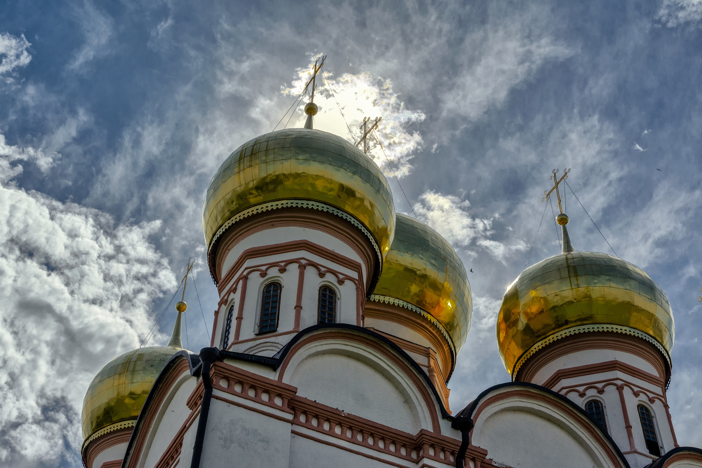 Храм в Суздале с куполами