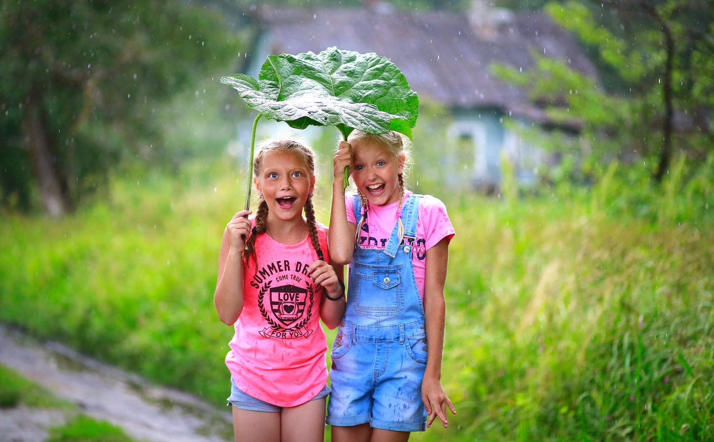 Rain sisters. Счастливое детство. Счастье от дождя. Фото из детства счастливая. Счастливое детство и взрослых фотографии.