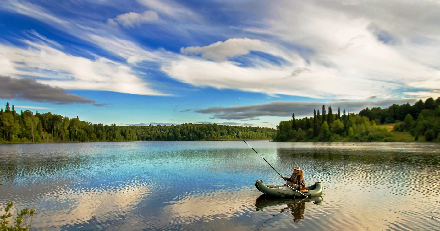 Рыбалка озеро летнее. Природа рыбалка. Рыбалка пейзаж. Красивые пейзажи на рыбалке. Рыбак в лодке на озере.