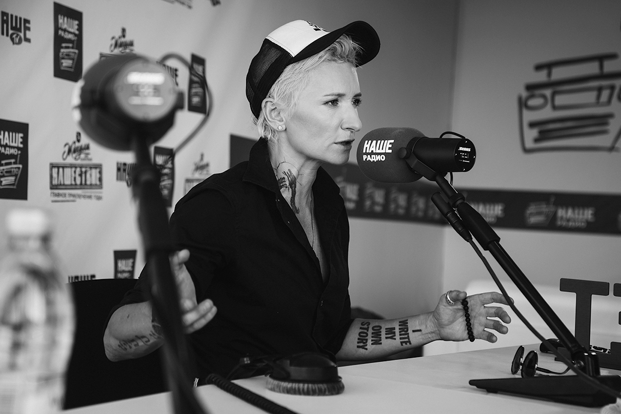 Арбенина радио. Арбенина радио. Ночные снайперы солистка. Ночные снайперы солистка. Интервью на радио.