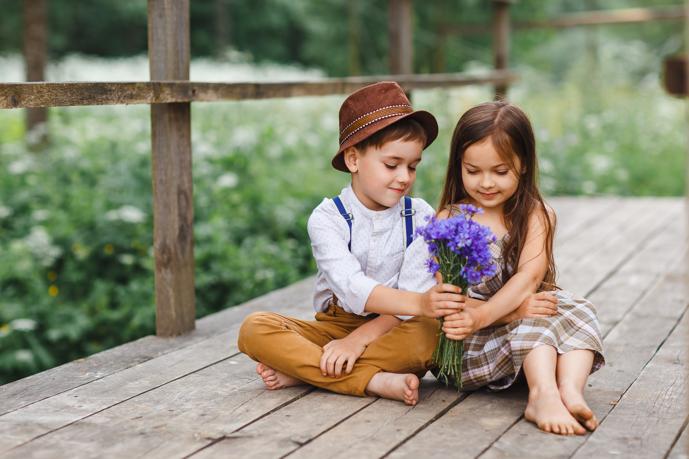 Маленькая девочка любит мальчика. Мальчик дарит девочке цветы. Любовь к ребенку. Мальчик и девочка с цветами. Дети мальчик и девочка.