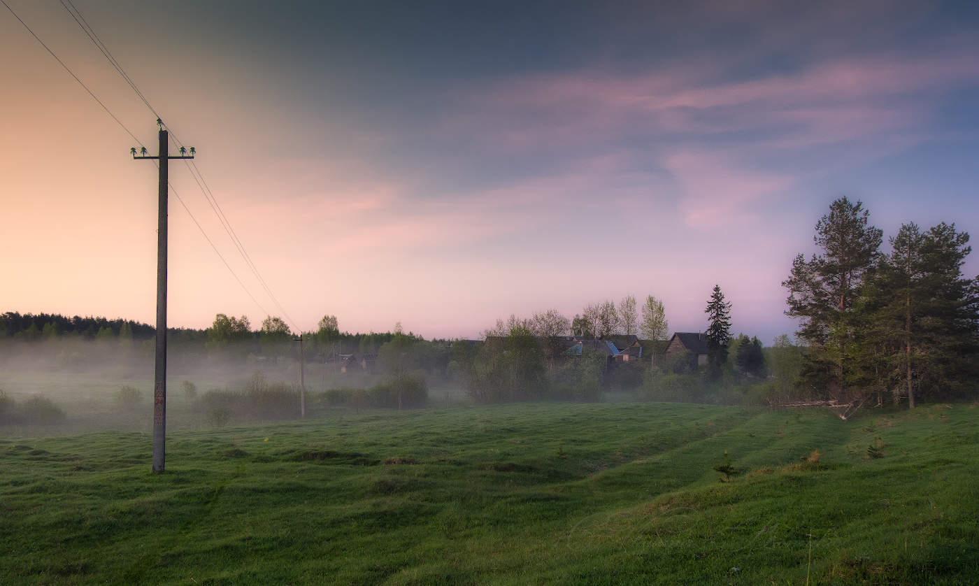 Село спала. Столб дерева. Деревенские столбы. Столб в деревне. Электрические столбы в деревне.