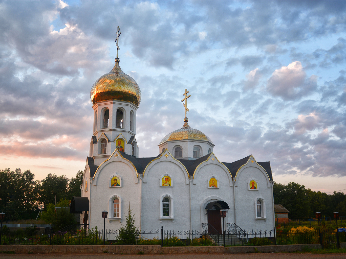 Храм расположен. Храм Святого Михаила Архангела Уфа Михайловка. Храм Михаила Архангела (Михайловка). Село Михайловка храм Архистратига Михаила. Церковь Архангела Михаила, село Михайловка.