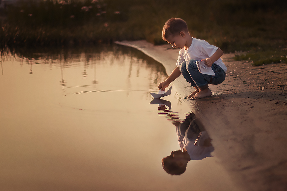 Вода которую мальчик несет. Река для детей. Мальчик с корабликом. Мальчик на реке. Мальчишки у воды.