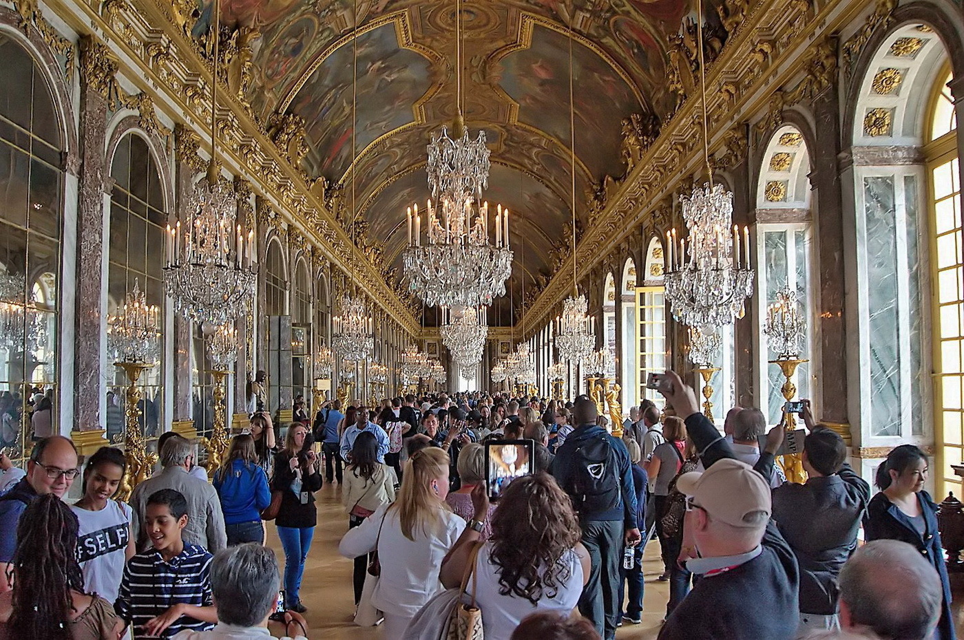Музей Версаль. / Внутри Большой дворец состоит из анфилады роскошно  оформленных залов, наполненных изысканной мебелью, драгоценностями,  произведениями искусства Отдельно стоит отметить Зеркальную галерею длиной  73 м Её 17 зеркальных панно отражают свет