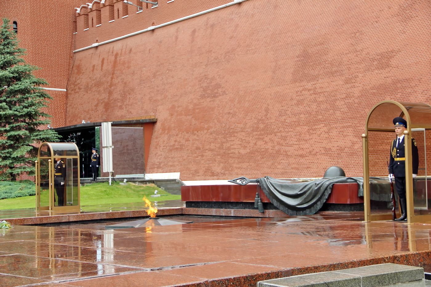 могила неизвестного солдата у кремлевской стены строки. московский кремль могила неизвестного солдата. мемориальный комплекс могила неизвестного солдата. могила неизвестного солдата у кремлевской стены в москве. огонь у кремлевской стены.