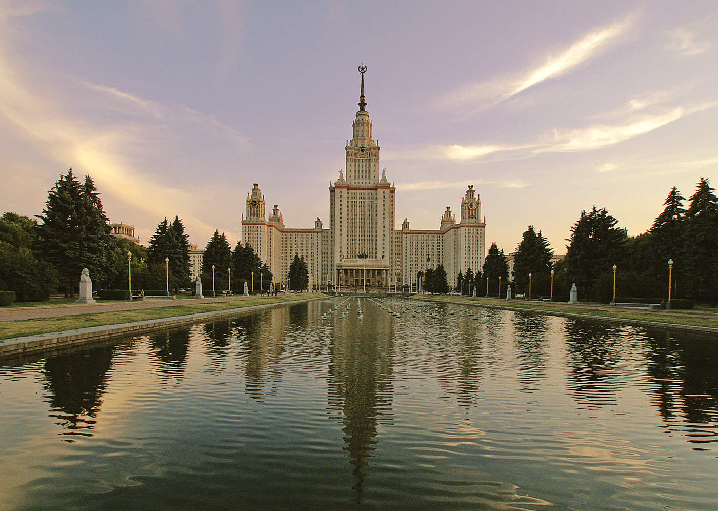 Московский ну. Площадь МГУ. Университетская площадь Москва. МГУ Москва окружающий мир. МГУ В 2013.