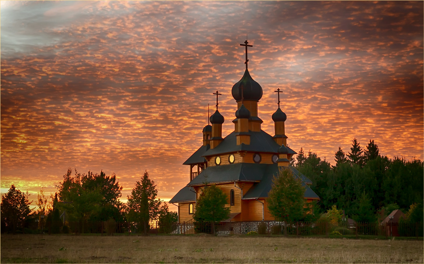 Церковь на закате с облаками