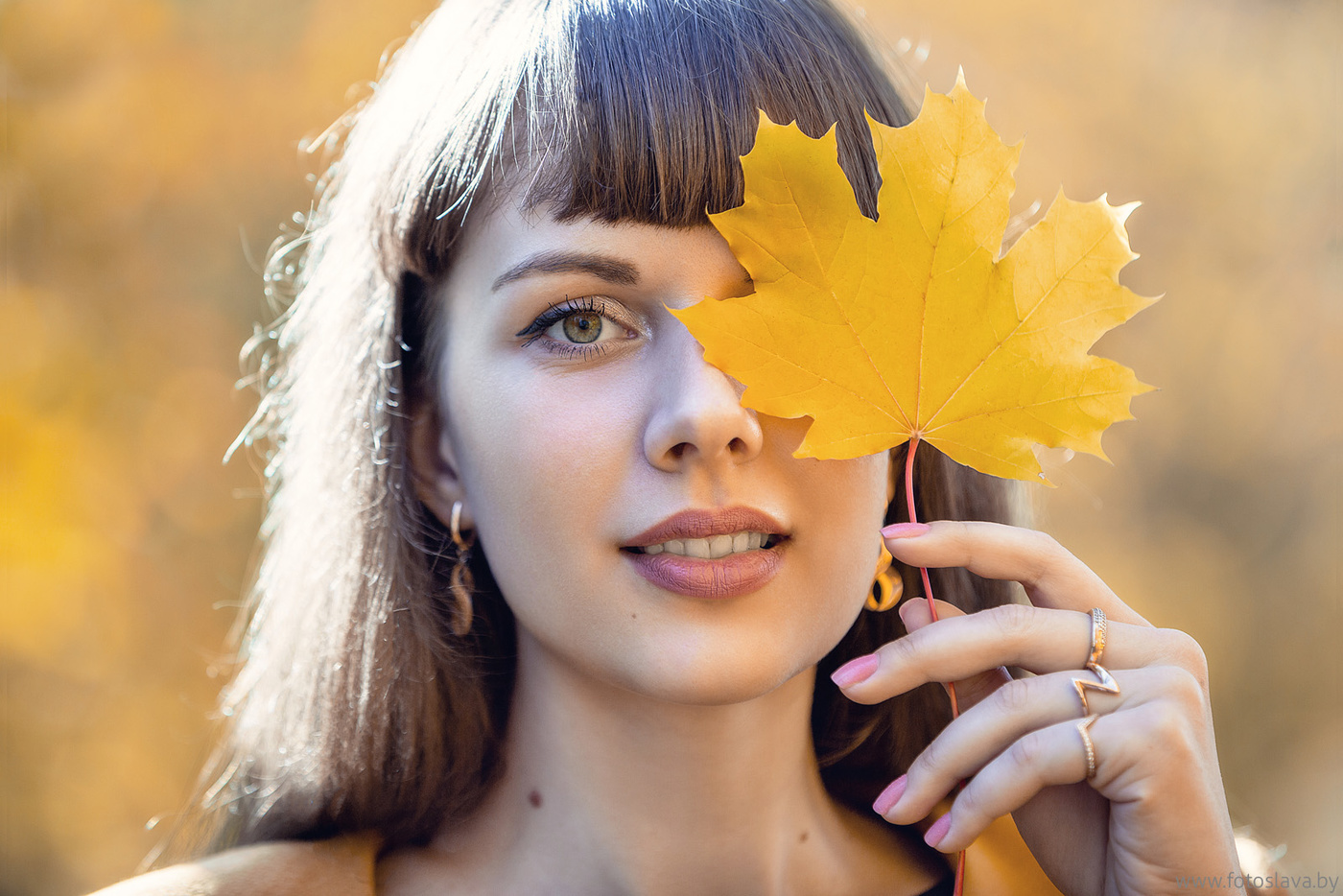 Девушка с осенними листьями