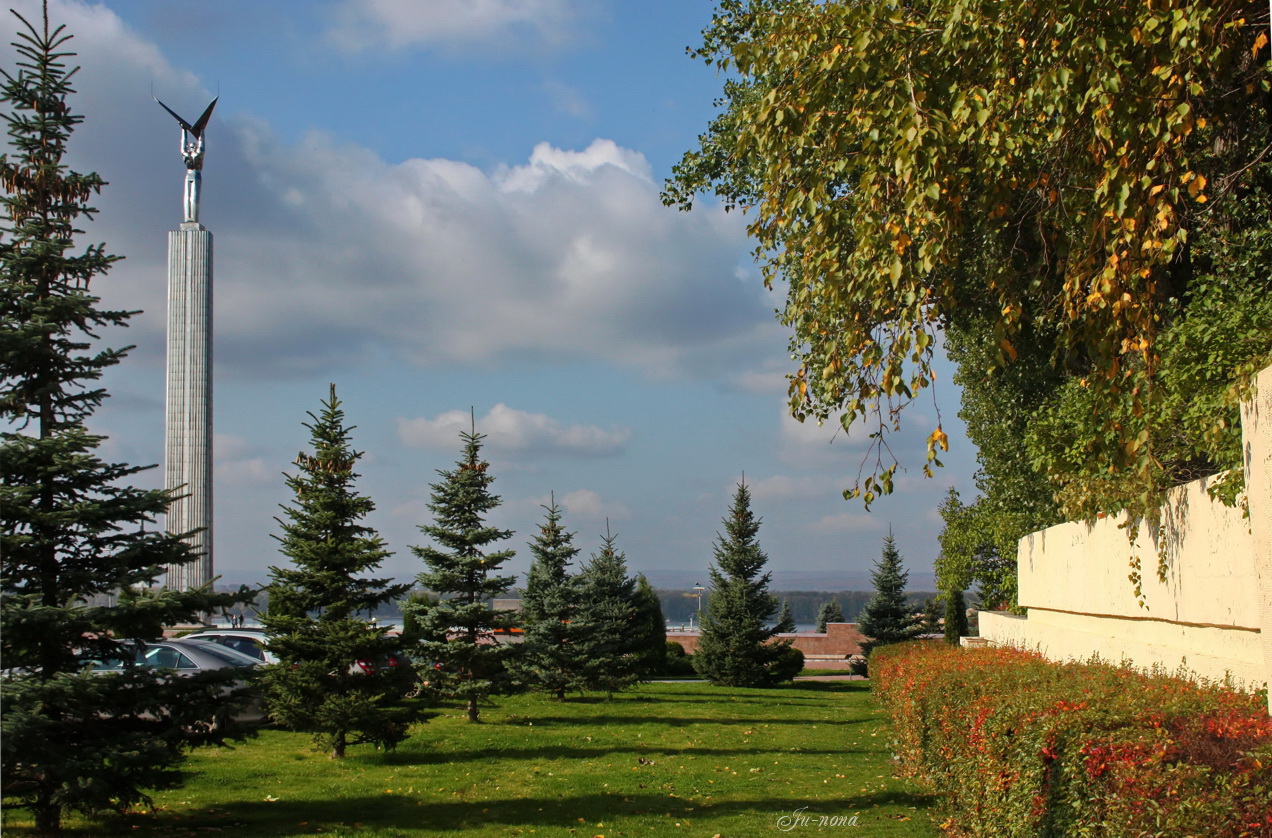 Времена года памятник. Самара монумент славы осень. Самара площадь славы осень. Вертикальный Формат изображения Самары осень площадь славы. Памятник авиастроителям в Самаре.