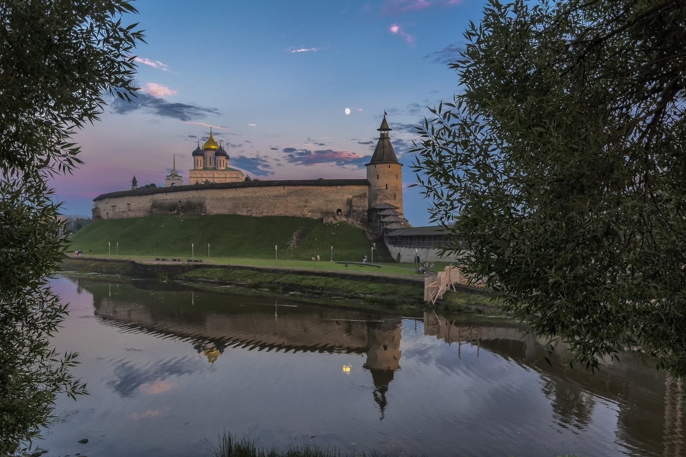 Июль псков. Псковщина вечер лето. Вечерний Псков летом. Псков вечером. Псков вечером летом.