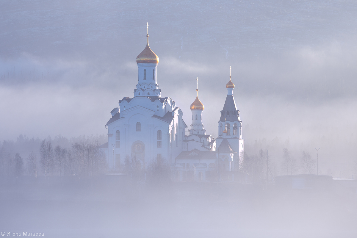 Фото храма в тумане