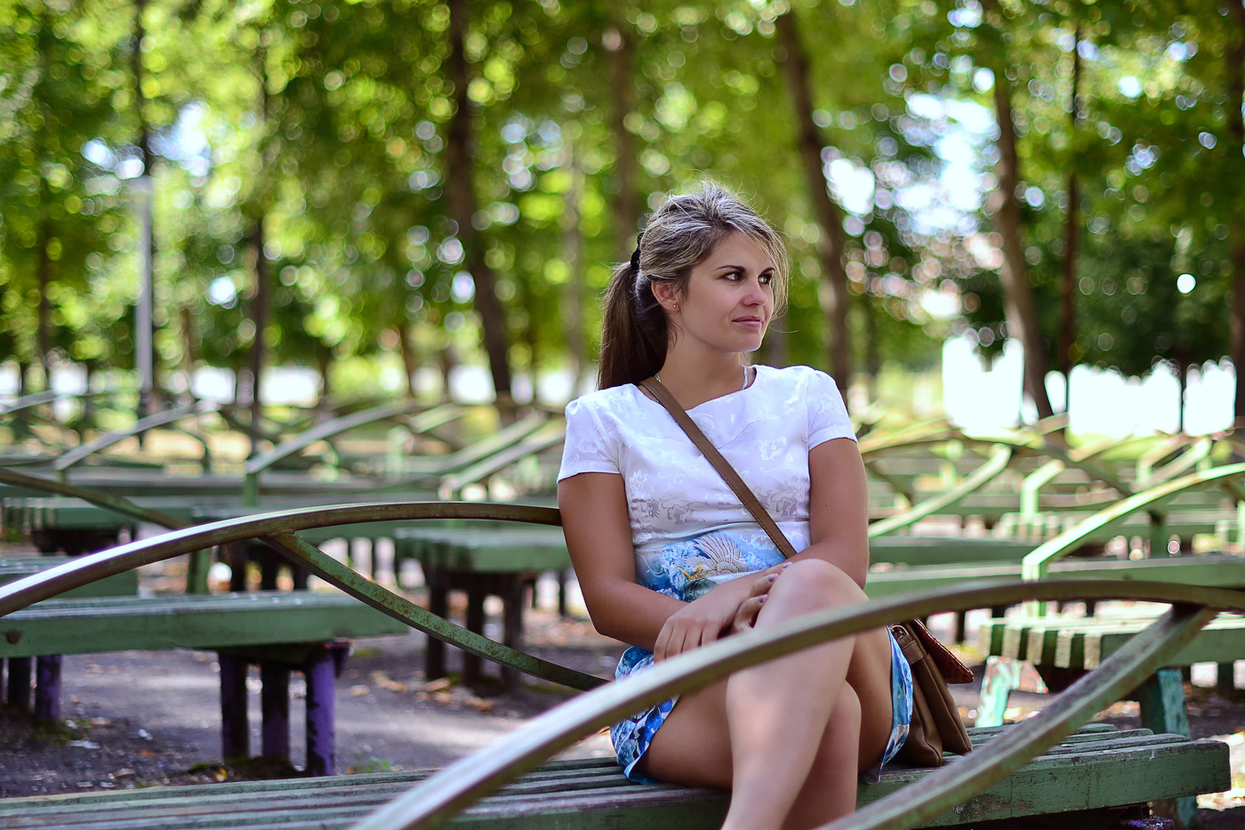 фото девушек на скамейке в парке