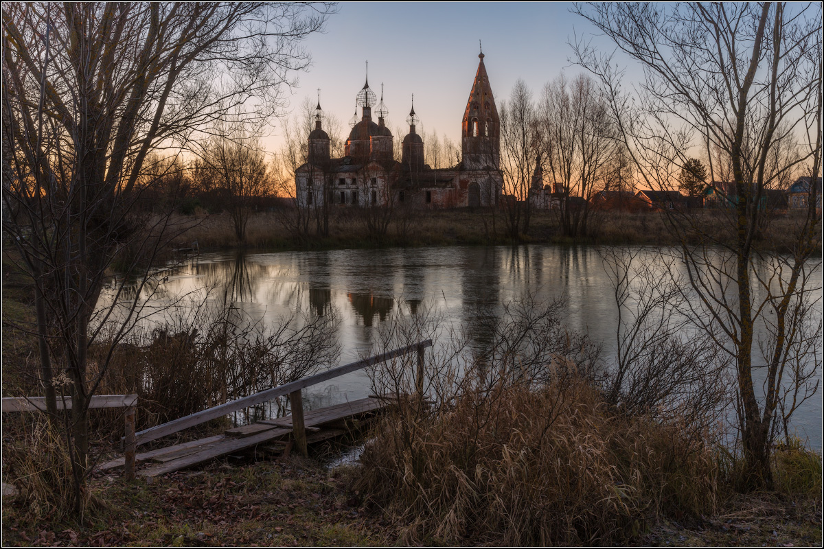 Старый пруд. Село остров Ярославская область. Ярославская область село остров Церковь Воскресения Христова. Вольный остров Ярославская область. Пруды России.