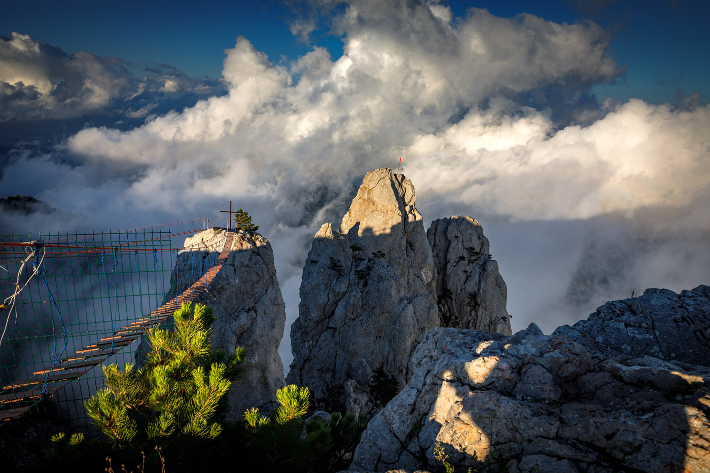 Крым горы. Гора Петри в Крыму. Алушта гора ай-Петри. Вершина горы ай-Петри в Крыму. Зубцы ай Петри.