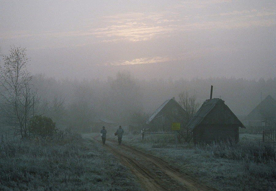 Печальные деревни. Раннее утро в деревне. Пасмурное утро в деревне. Деревня ранним утром. Унылая деревня.