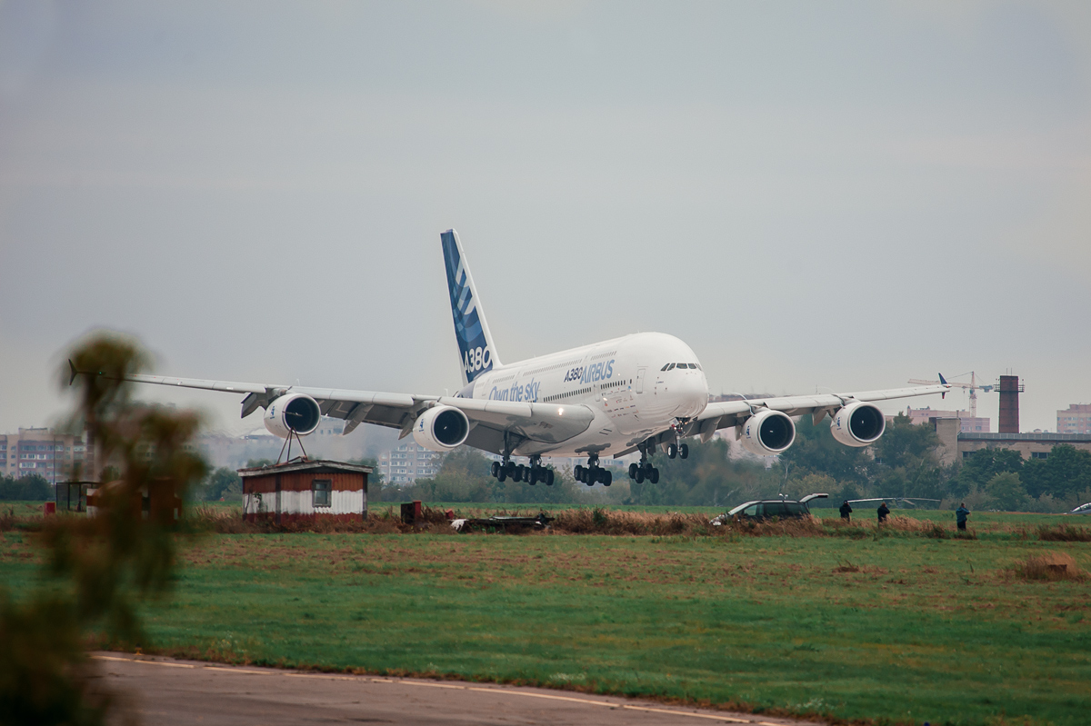 Airbus посадка. Airbus a380 посадка. Аэробус а380 Жуковский в небе. Посадка а380 ЭПИК. Аэробус посадка.
